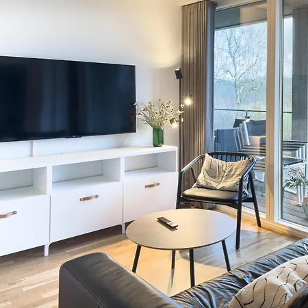 Daire Luebker Golf & *